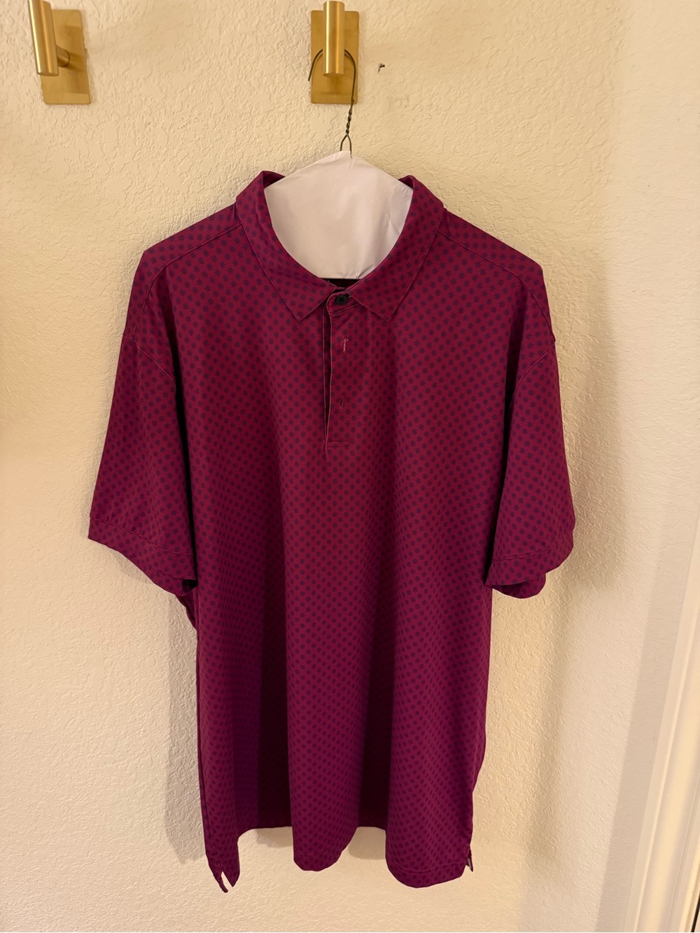 Mizzen+Main Short-Sleeve Polo in Plum with Subtle Dot Pattern